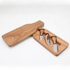 เขียงไม้ทรงสี่เหลี่ยมพร้อมอุปกรณ์สำหรับชีสและช่องเก็บของอเนกประสงค์ - Product Image 1