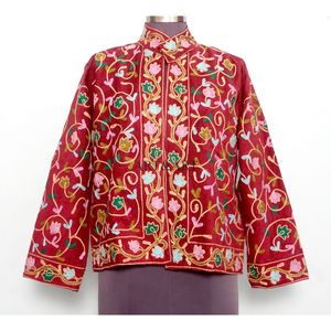 Veste d'hiver épaisse pour femme, style ethnique rouge, avec broderie florale faite à la main, col montant, logo personnalisé. - Product Image 1