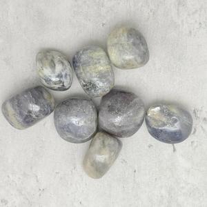 คริสตัลไอโอไลต์ธรรมชาติคุณภาพพรีเมียมขนาด 20-30 มม. แกะสลักรูปทรงไม่สม่ำเสมอ สำหรับเรกิ เฟิงชุย เครื่องรางนำโชค ตกแต่งบ้าน - Product Image 2