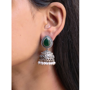 ต่างหูทรงหยดน้ำสีเขียวสวยหรูประดับลูกปัดสีขาว - เครื่องประดับสำหรับงานแต่งงาน สไตล์อินเดียใต้แบบดั้งเดิม - Product Image 3