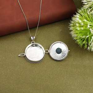 Collier pendentif médaillon style vintage argenté avec breloques en pierre de lune, labradorite et quartz rose |   Coffret cadeau de bijoux ouvert - Product Image 2