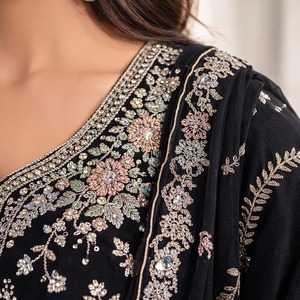 Robe de mariée indienne traditionnelle en viscose brodée lourde pour femme, infroissable, idéale pour les fêtes - Product Image 5