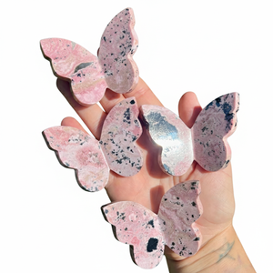 Vente en gros de rhodonite naturelle, ailes de papillon 3D sculptées dans le cristal, pierre énergétique, spécimen minéral de guérison, décoration de bureau - Product Image 4