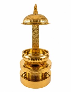 Aurevane Crownfin Chafer Royal Design - Recipiente para calentar comida de lujo, de acero inoxidable martillado dorado, con tapa decorativa alta y base de cuatro patas - Product Image 1