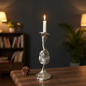 Porte-bougie Jules Leaf, finition argentée moyenne, support décoratif en métal pour bougie, design botanique élégant, centre de table - Product Image 1