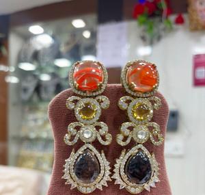 Hermosos Pendientes Colgantes de Latón Dorado de Alta Calidad con Circonitas Brillantes para Mujer, Ideales para Fiestas Nocturnas, a la Moda - Product Image 1