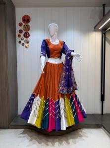 Conjunto Premium de Chaniya Choli de Seda y Algodón Bombay con Borde de Monedas y Dupatta de Georgette para Bodas y Navratri - Product Image 3