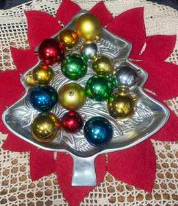 Plato de servir navideño redondo de metal rojo vintage con estrella de Pascua y letras de Feliz Navidad, plato decorativo festivo hecho a mano y grabado. - Product Image 3