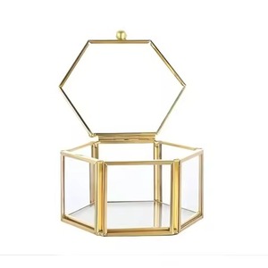 Boîte à bijoux carrée en laiton et verre la plus vendue pour le rangement de colliers et bagues, idéale pour offrir en cadeau - Product Image 2