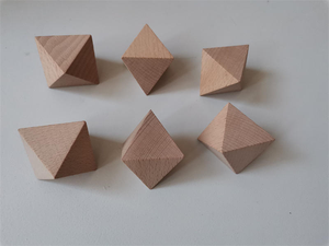 Cadeau de Noël personnalisé - Dés en bois à coins arrondis au design classique pour jeux de société - Product Image 3