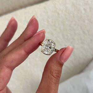 Bague solitaire en or jaune 14 carats avec diamant de laboratoire allongé taille coussin de 5 carats, sertie de griffes, certifiée IGI - Product Image 4
