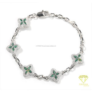 สร้อยข้อมือลายดอกไม้สีเงินประดับกลีบดอกสีชมพูและรายละเอียดหินประกาย สำหรับผู้ซื้อเครื่องประดับแฟชั่นขายส่ง - Product Image 3