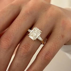 Bague de fiançailles de luxe en or jaune 14 carats avec diamant de laboratoire allongé radiant de 5 carats, pureté E VVS2, trois pierres, certifiée IGI, tendance - Product Image 4