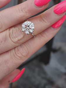 Bague de fiançailles solitaire avec diamant rond de laboratoire de 5 carats, or blanc 14 carats, certifiée IGI - Product Image 1