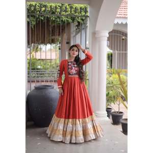 Robe de soirée festive Navratri en rayonne avec broderie Kutchi Gamthi - Product Image 6