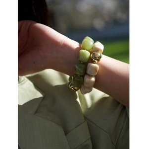 Elegante Brazalete de Resina Elaborado con Excelencia Artesanal, Joyería con Estilo para Uso Diario y Regalos - Product Image 1