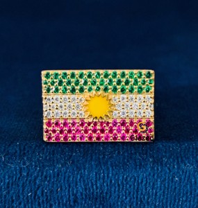 Atractivo Anillo de Plata de Ley 925 con Incrustaciones de Diamantes Moissanite de Corte Brillante Redondo, Estilo Hip Hop, Bandera de Kurdistán, para Hombre - Product Image 1
