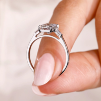 Anillo de compromiso y boda con 3 diamantes de laboratorio de corte cojín alargado de 2.15 quilates, chapado en oro de 14k, estilo eternidad Vermeil