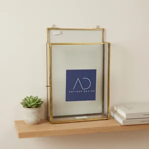ARTISAN DESIGN Organisateur de coiffeuse moderne en laiton et verre en forme de maison avec cadre photo, décoration murale pour salon et chambre - Product Image 1