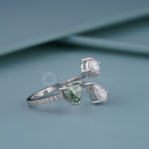Anillo de diamantes de oro blanco con diseño moderno en corte redondo, de pera y de corazón, con claridad VVS certificada por IGI para mujeres, de proveedor indio. - Product Image 2
