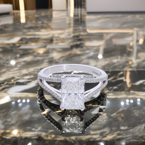 Bague de fiançailles et de mariage en or massif 14 carats plaqué rhodium avec diamant de laboratoire CVD taille radiant couleur F pureté VVS VS à tige fendue pour femme - Product Image 1