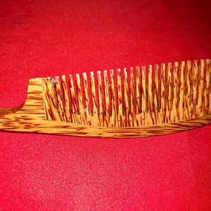 Peigne en noix de coco pur artisanal d'origine vietnamienne pour un coiffage efficace et des outils de beauté durables par 99 Gold Data - Product Image 3