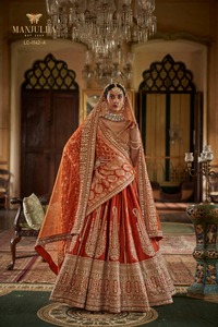 Rivaayat House présente un Lehenga Choli moderne en mousseline de soie et plumes, richement orné, longueur ras du sol, silhouette sirène/trompette, 100% soie - Product Image 3