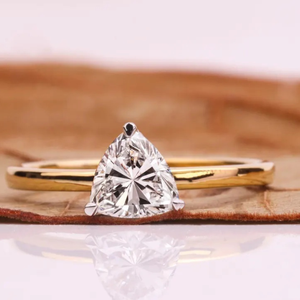 Anillo de compromiso de lujo para mujer con diamante de laboratorio de 3 quilates talla trillón, halo oculto y engaste de puntas, chapado en oro de 18K y rodio, VS - Product Image 1