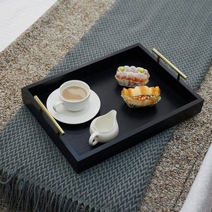 Plateau de service rectangulaire en bois et métal, écologique et durable, avec poignée dorée, design moderne et luxueux pour la maison, l'hôtel et la table. - Product Image 5