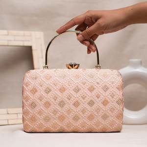 Pochette brodée tendance à motif boîte rose, élégante pour les mariages et les célébrations - Product Image 1