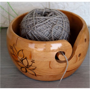 Cuenco de madera hecho a mano para hilo de tejer y ganchillo, soporte de hilo de madera maciza bicolor con recorte en espiral, accesorios portátiles para tejer - Product Image 4