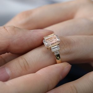 Bague de fiançailles vintage en diamant de laboratoire taille émeraude 3 carats, design à trois pierres à taille étagée avec accents baguette et bande en or poli - Product Image 1