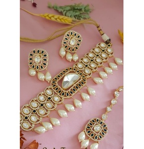 Encantador conjunto de gargantilla Kundan con piedras de moissanita de alta calidad, pendientes y tikka para mujer, ideal para bodas. - Product Image 1