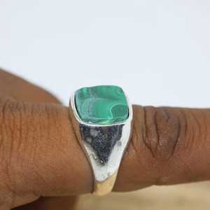 Anillo de malaquita en plata de ley 925, hecho a mano, con piedra preciosa, anillo llamativo, elegante regalo para él. - Product Image 2