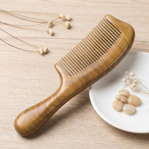 Peine de Madera Natural Hecho a Mano con Dientes Finos para Desenredar el Cabello - Product Image 3