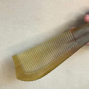 Peigne en corne de couleur naturelle pour tous les types de cheveux Fabriqué à la main par Tayyab Handicraft - Product Image 1