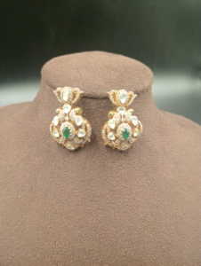 Boucles d'oreilles pendantes en cristal vert Amaira Jewels, strass blancs, design floral argenté, design ethnique pour femmes, provenant du Rajasthan - Product Image 3