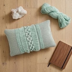 Coussin décoratif rectangulaire bohème rayé en textile tissé avec pompons et franges vert menthe - Product Image 5