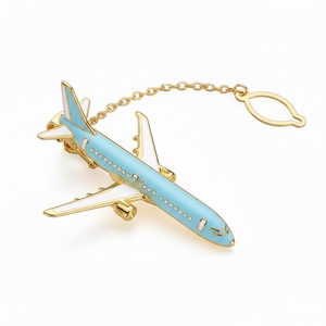 Pinza de corbata personalizada con forma de avión, con cadena, recuerdo promocional de aerolínea. - Product Image 2