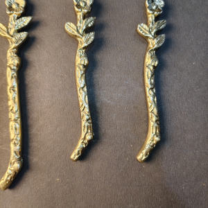 Ensemble de couverts texturés en rose dorée 5 pièces, cuillère à dîner, couteau, fourchette à dîner, cuillère à café et fourchette à salade avec des manches en forme de feuille de fleur. - Product Image 5