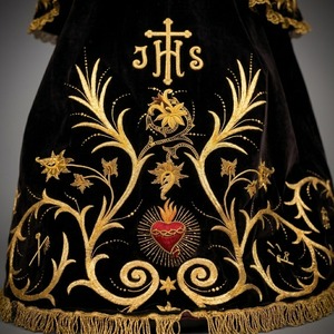 Capa de terciopelo negro con insignias bordadas, hilo dorado y motivos florales religiosos, accesorio de disfraz - Product Image 2