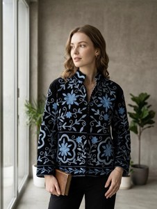 Chaqueta de terciopelo con bordado floral Suzani para mujer, estilo bohemio, artesanal, con forro de algodón. - Product Image 1
