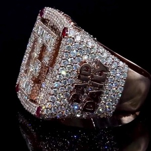 Anillo de Lujo con Diamante Moissanite de Corte Redondo VVS, Anillo Personalizado con Letra, Anillo Hecho a Mano con Corte Baguette Estilo Hip Hop - Product Image 3