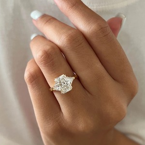 Bague de fiançailles de luxe en or 14K/18K avec trois diamants de laboratoire taille radiant de 3 carats, certifiée IGI, pour mariage - Product Image 2