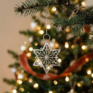 Adorno navideño de latón con diseño de cabaña de invierno, casa de madera recortada, medallón de bosque y cinta, colgante para árbol de Navidad, venta al por mayor - Product Image 5
