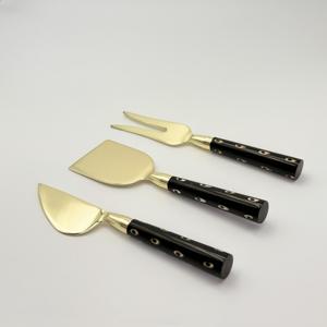 Ensemble de couverts à fromage élégants avec manche en résine noire plaqué or, design royal, pour table à manger - Product Image 4