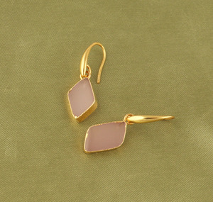 Boucles d'oreilles pendantes pour femmes, forme libre, pierre de calcédoine rose, plaqué or 18 carats, vente en gros - Product Image 2