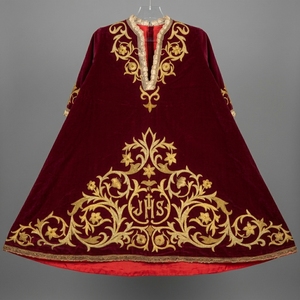 Casulla Católica de Terciopelo Borgoña de Lujo con Monograma IHS Bordado con Hilos de Oro, Vestimenta Litúrgica para Sacerdotes y Clérigos - Product Image 1