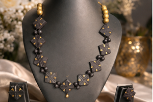 Collier géométrique en résine fait main avec accents dorés, ensemble de bijoux ras-du-cou perlé sculpté, cadeau de mariage moderne KOTTRAVAI - Product Image 5