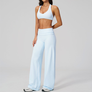 Ensemble de yoga 2 pièces blanc pour femme : Leggings sans couture taille haute avec effet froncé aux fesses et haut court à manches courtes avec dos découpé - Product Image 4